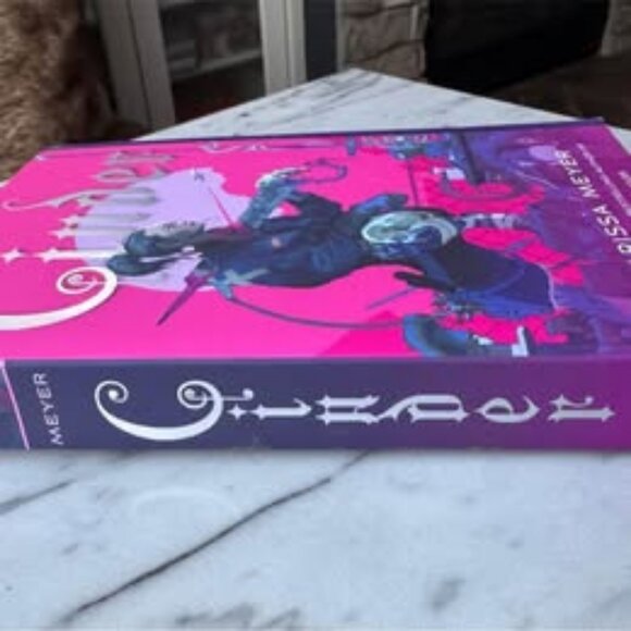 Cinder (Book 1 of the Lunar Chronicles) by Marissa Meyer - Paperback - Picture 3 of 3